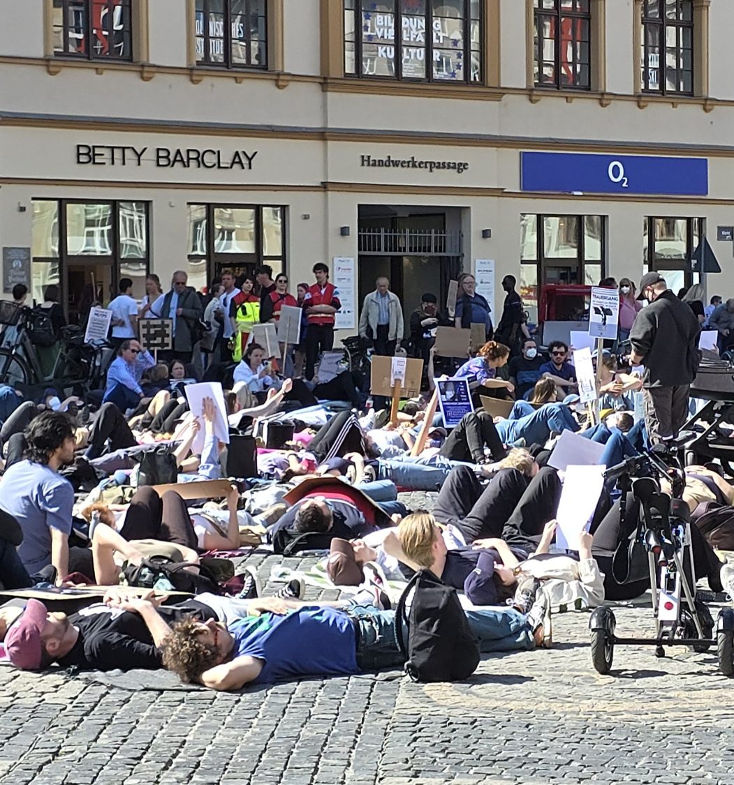 2 Personen befinden sich auf einer Veranstaltung und reden miteinander - einer ist Leiter der Security, der andere Einsatzleiter des SKL.