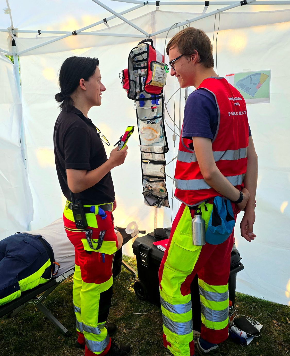Ein Sanitäter erklärt in der Unfallhilfsstelle einem Praktikanten medizinisches Equipment und weist diesen ein.