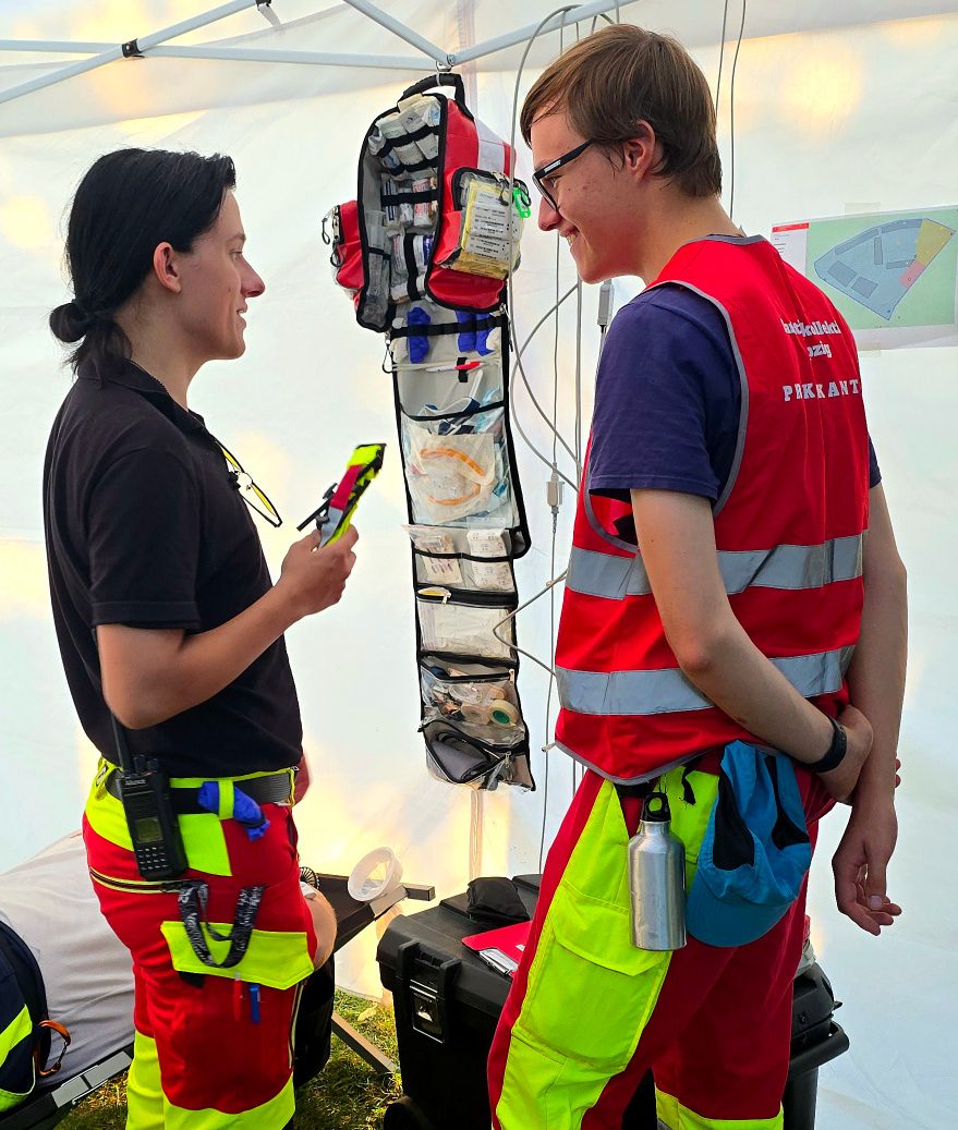 Sanitäter*innen des SKL lernen Praktikant*innen in Materialien und Einsatzabläufe ein und lehren korrektes Vorgehen.