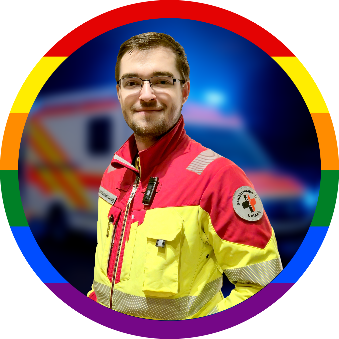 Ein Helfer*innen-Portrait von dem Fachbereichsleiter Bildung in rot-gelber EInsatzkleidung.