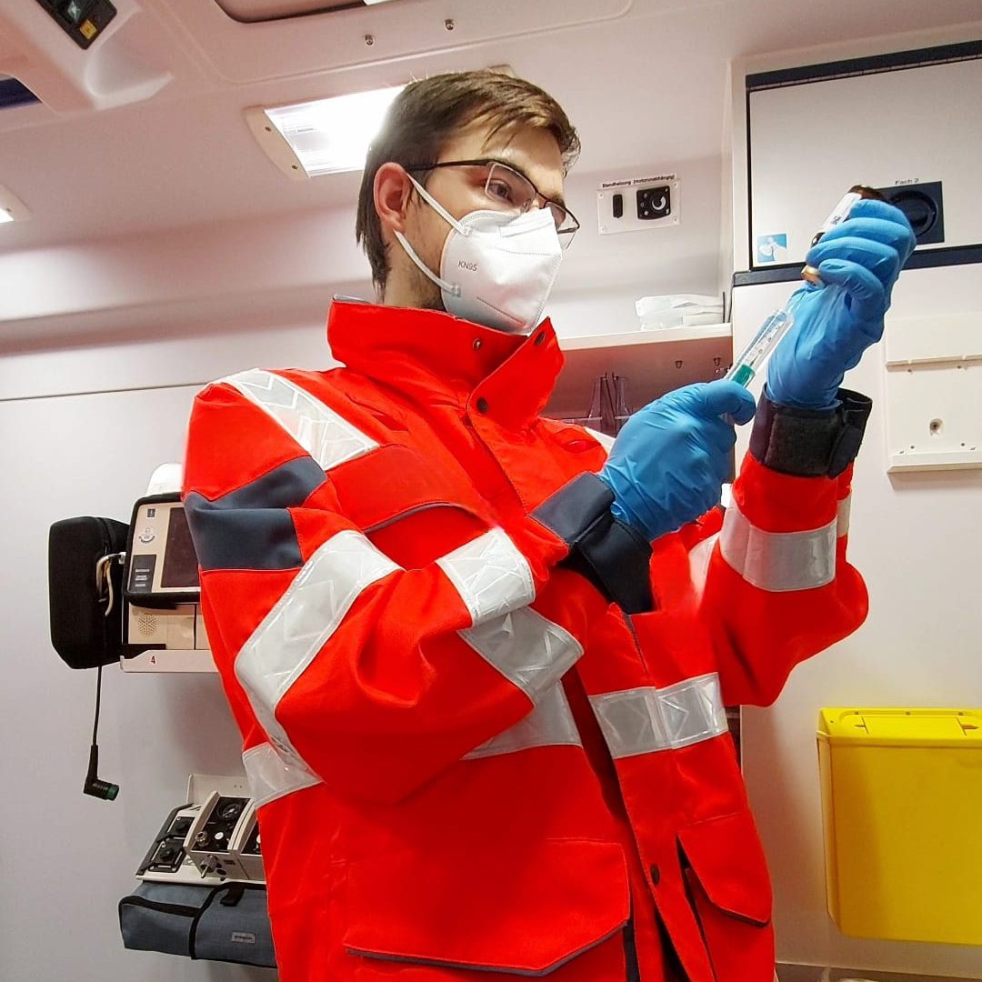 Ein*e Sanitäter*in bereitet Medikamente für eine Versorgung vor.