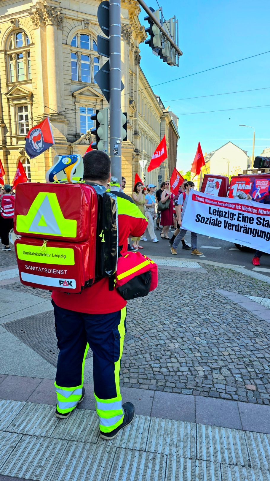 Ein*e Demosanitäter*in sichert einen Aufzug von Connewitz bis zum Marktplatz in Leipzig ab, anlässlich des 1. Mai.