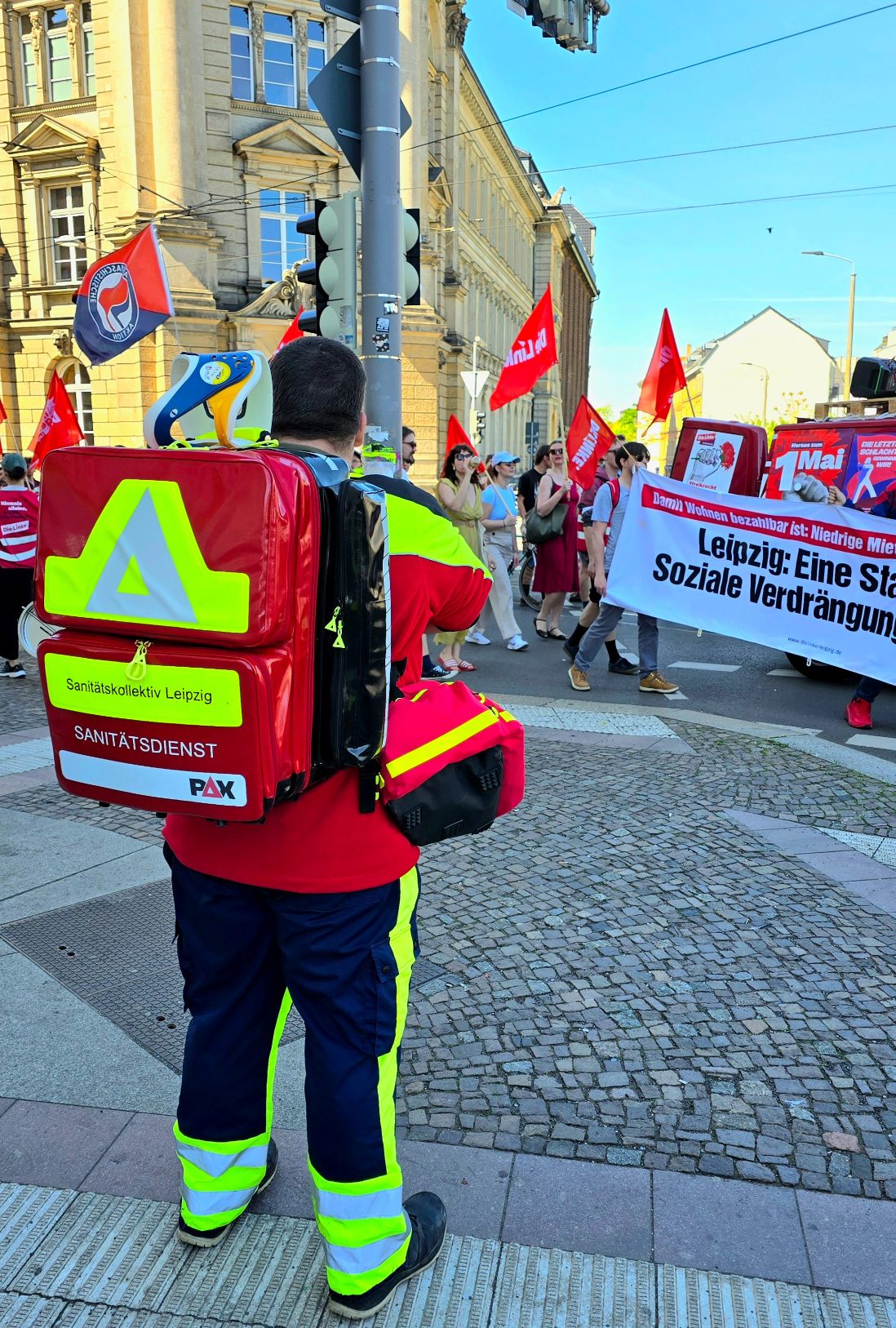 2 Personen befinden sich auf einer Veranstaltung und reden miteinander - einer ist Leiter der Security, der andere Einsatzleiter des SKL.