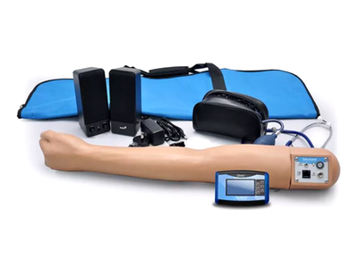 Ein Set mit Spezialeffekten und Fake-Wunden für die realistische Darstellung von Patient*innen, einschließlich Kunstblut und Schminke.