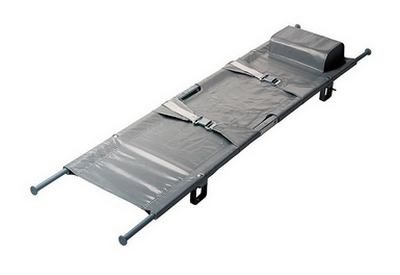 Eine graue Krankentrage mit Griffen. Diese dient dem Transport von verletzten Personen im Sanitätsdienst oder Katastrophenschutz.