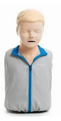 Eine Reanimationspuppe (Little Junior) die zur Übung der Reanimation und Beatmung an Kindern dient.
