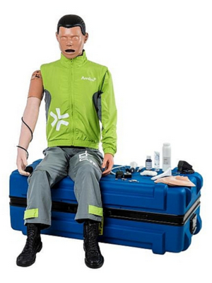 Eine Übungspuppe mit vollständigem Körper (AmbuMan Advanced ) die zur medizinischen Simulation für Profis genutzt wird nebst viel Zubehör.