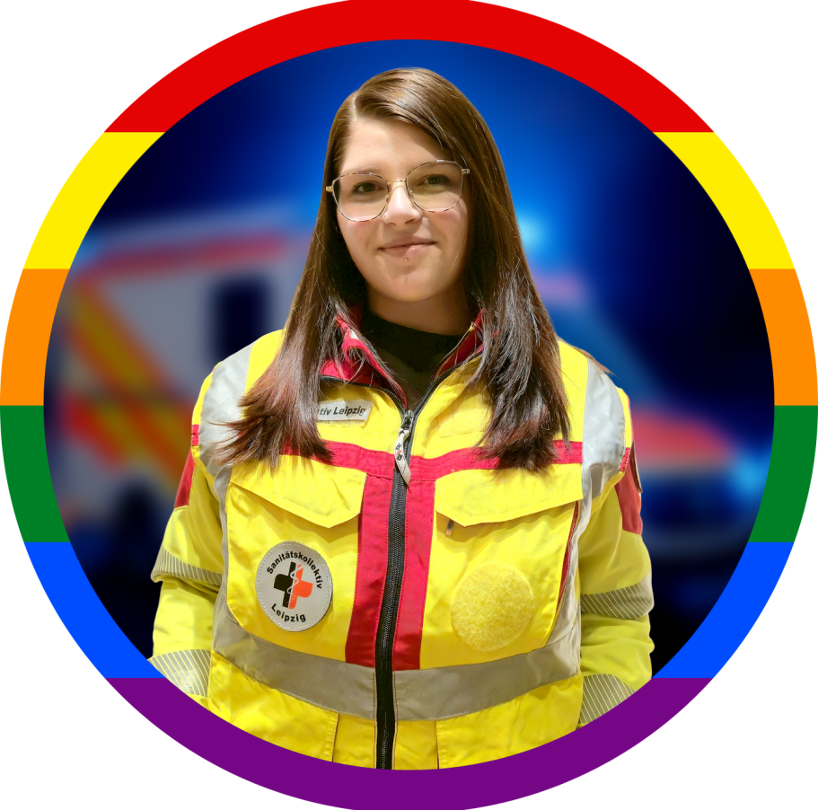 Helferinnenfoto der Assistentin der Geschäftsführung in rot-gelber Einsatzkleidung.