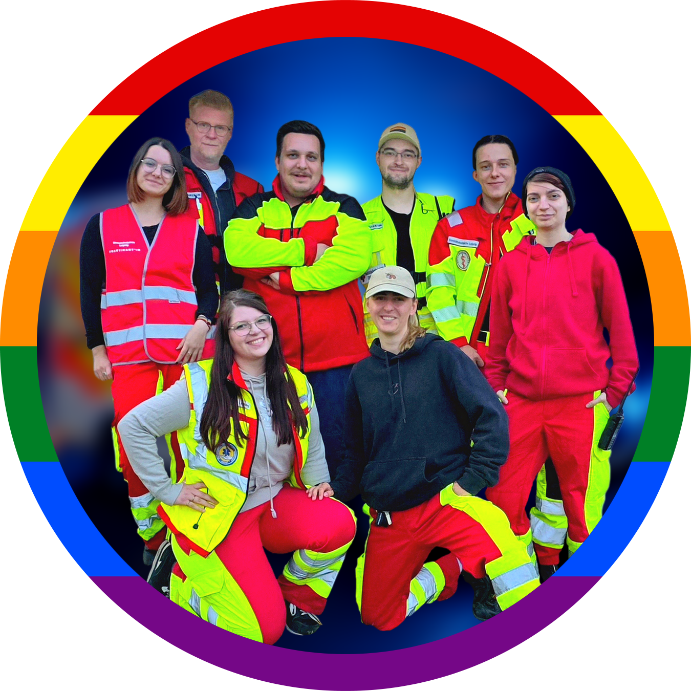 Fünf Rettungskräfte in orangenen und gelben Uniformen vor einem Zelt, welches Ihre Unfallhilfsstelle auf einer Sportveranstaltung ist.