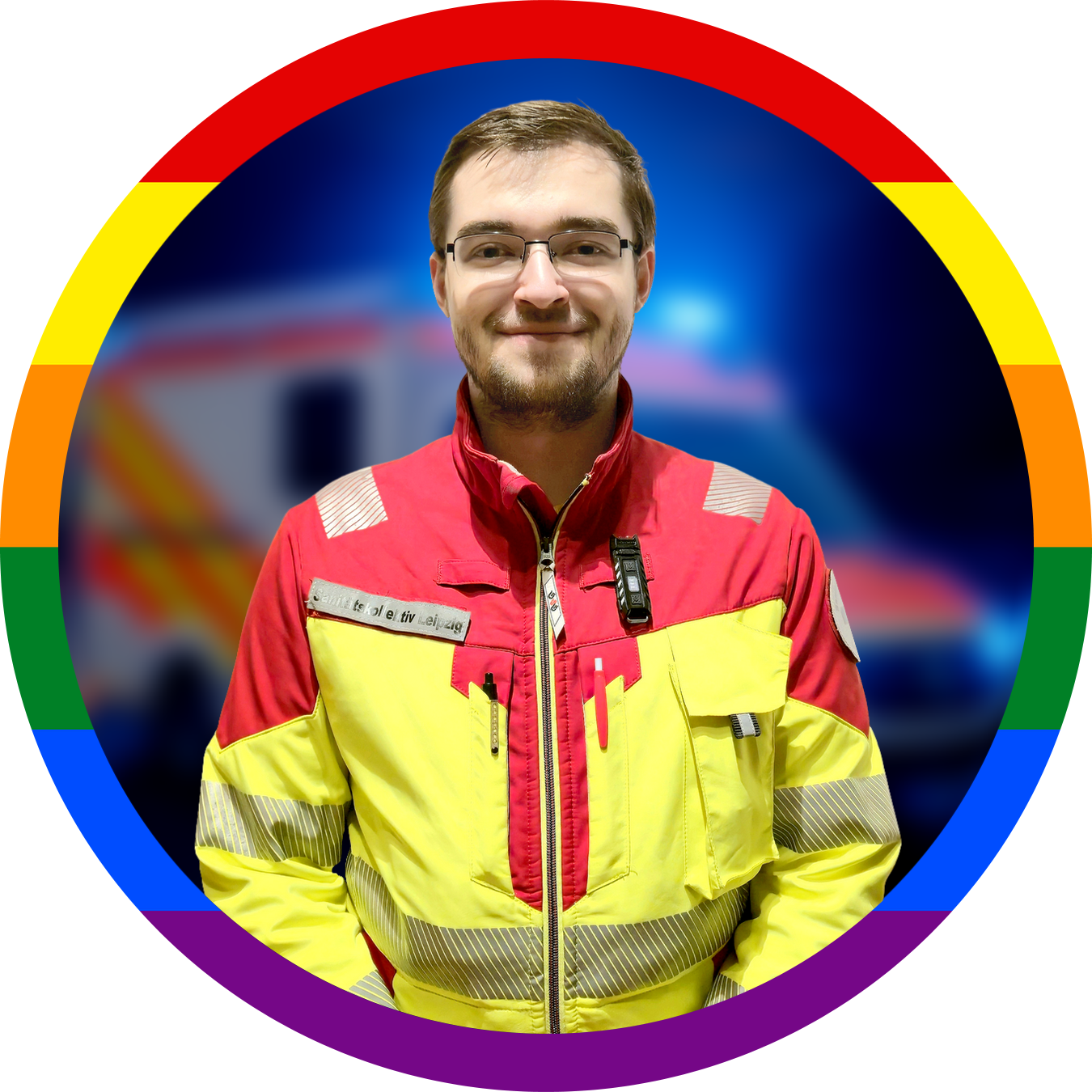 Mann in leuchtender Rettungswest mit Funkgerät und rot-gelber Uniform vor buntem Hintergrund.