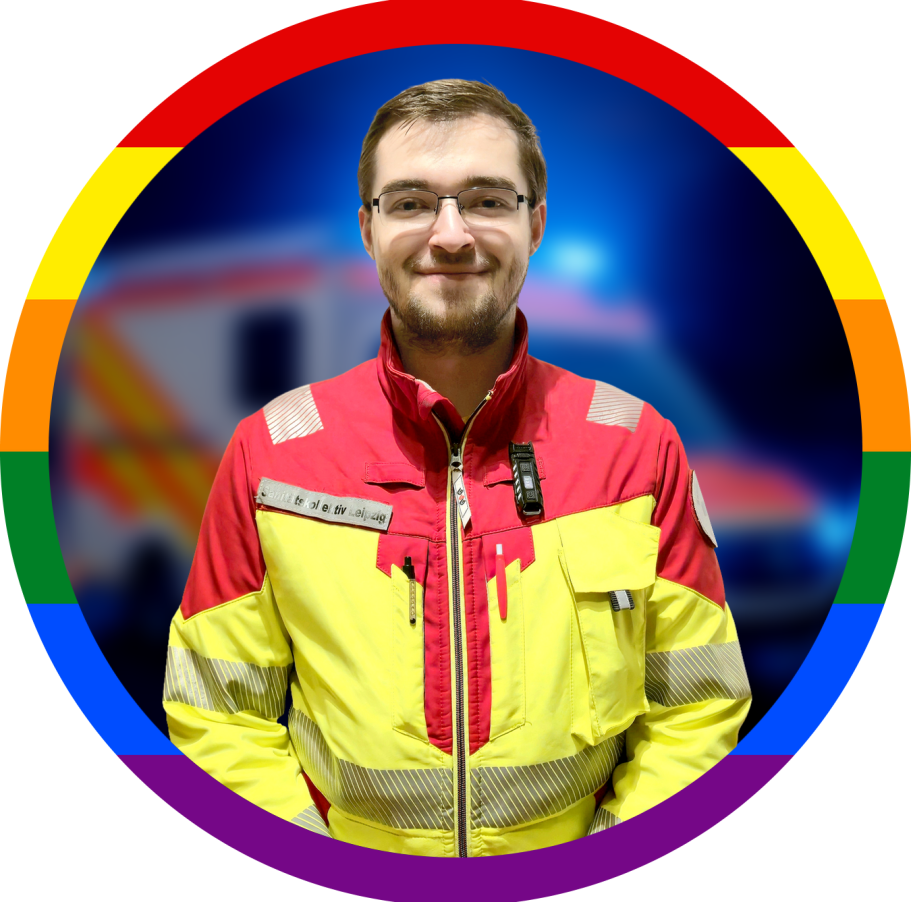 Helferfoto des Geschäftsführers in rot-gelber Einsatzkleidung.