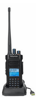 Schwarzes Handfunkgerät mit langer Antenne und digitalem Bildschirm. Dieses Digitalfunkgerät HD2 nutzen die Sanitäter*innen des SKL.