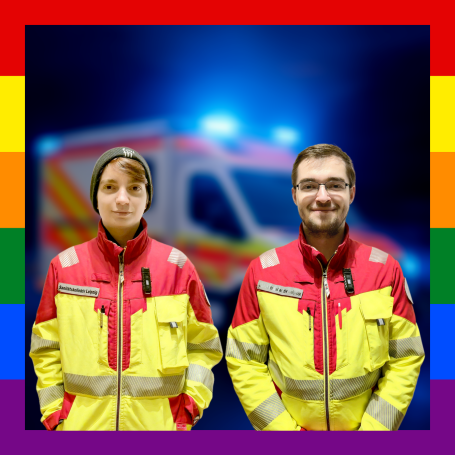 Geschäftsführung Die Gesellschafter Luca Paul Lämmerhirt (li) und Leon Kuhnt (re) in rot-gelber Einsatzkleidung vor einem Rettungswagen stehend.