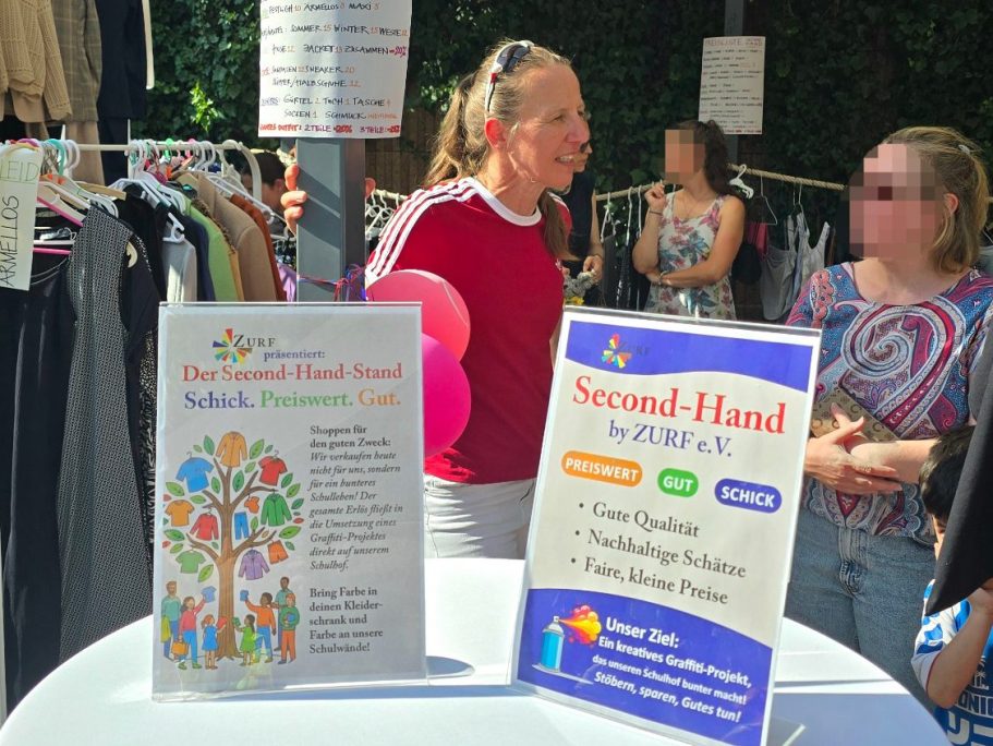 Am Stand des ZURF e. V. (Partner des SKL) werden Spenden für die 16. Oberschule gesammelt, indem Kleidung verkauft wird.
