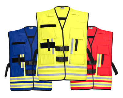 Drei farbige Warnwesten in Blau, Gelb und Rot mit reflektierenden Streifen. Diese werden getragen, um über die Farbe die Funktion zu zeigen.