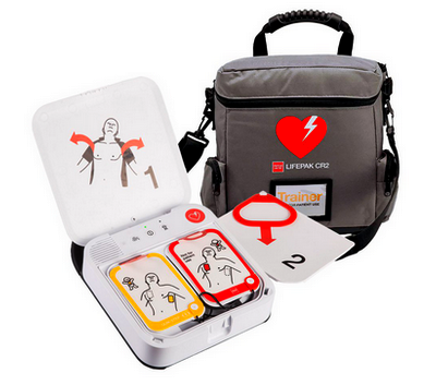 Defibrillator mit Anleitung, Elektrodenpads und Bildschirm zur Herzdefibrillation. Es ist ein Übungsgerät.