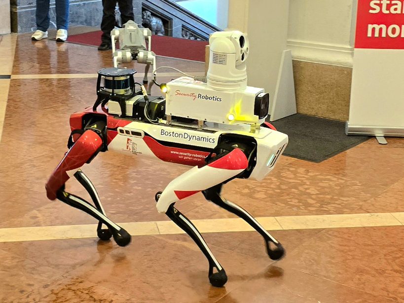 Ein Roboter mit verschiedenen Sensoren von SecurityRobotics wird während der LEGO League 2026 präsentiert.