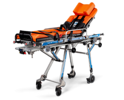 Eine fahrbare Trage für Patient*innen. Ein verstellbares silbernes Fahrgestell mit einer orangefarbenen Auflage für Patient*innen.
