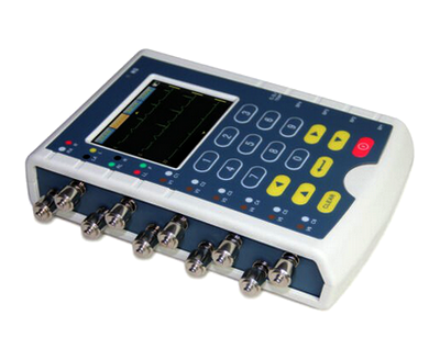 Medizinisches Gerät mit Display und Tasten für die Simulation von verschiedenen EKG-Kurven in der Ausbildung.