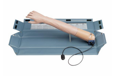 Ein medizinisches Trainingsgerät mit einem künstlichen Arm auf einer blauen Basis, wo das legen von Zugängen in die Vene geübt werden kann.