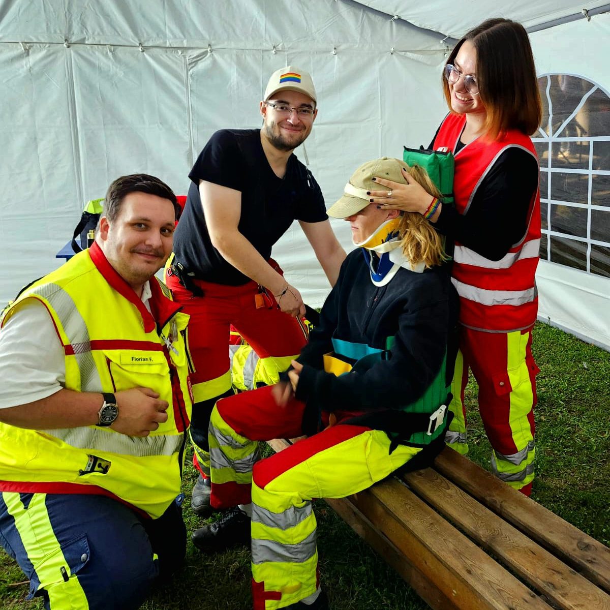 3 Sanitäter*innen üben die Immobilisation und Rettung einer verunfallten Person mittels KED-System.
