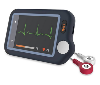 Kleines EKG-Gerät mit Kabeln, welches den Herzschlag des*der Patient*in sichtbar macht.